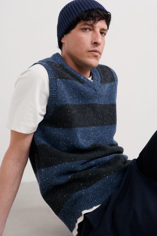 mens treknow v-neck vest
