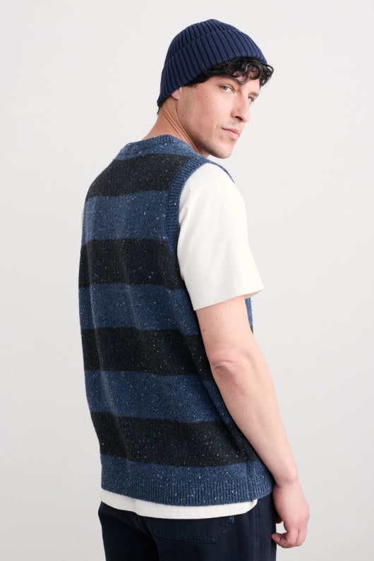 mens treknow v-neck vest